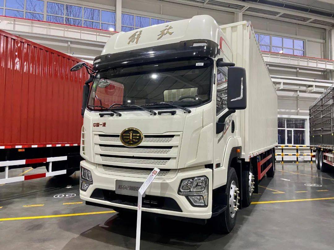 FAWQD Jiefang JH6 heavy truck 320 horsepower 4X2 9.5m AMT automatic transmission van truck