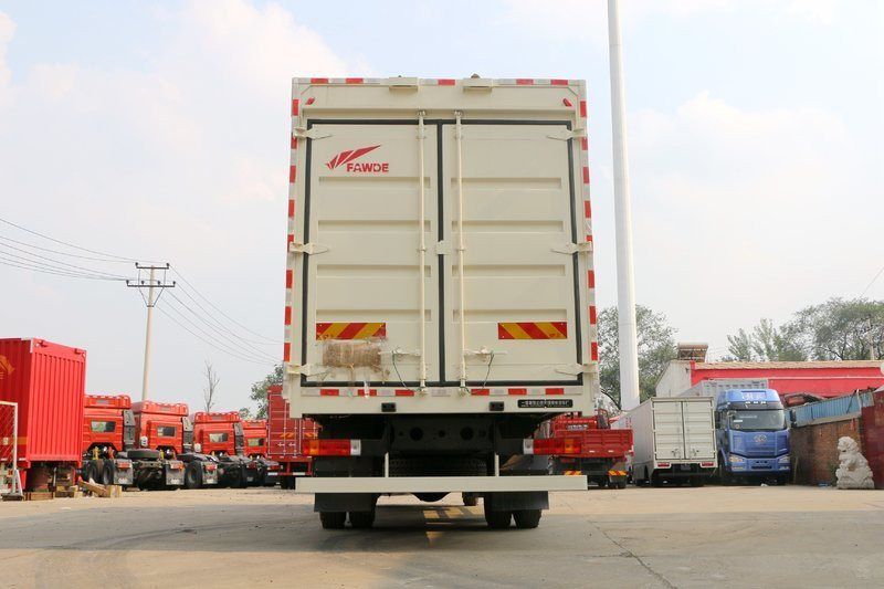 Qingdao Jiefang JH6 heavy truck pilot version 350 horsepower 4X2 6.75m AMT automatic transmission guardrail truck