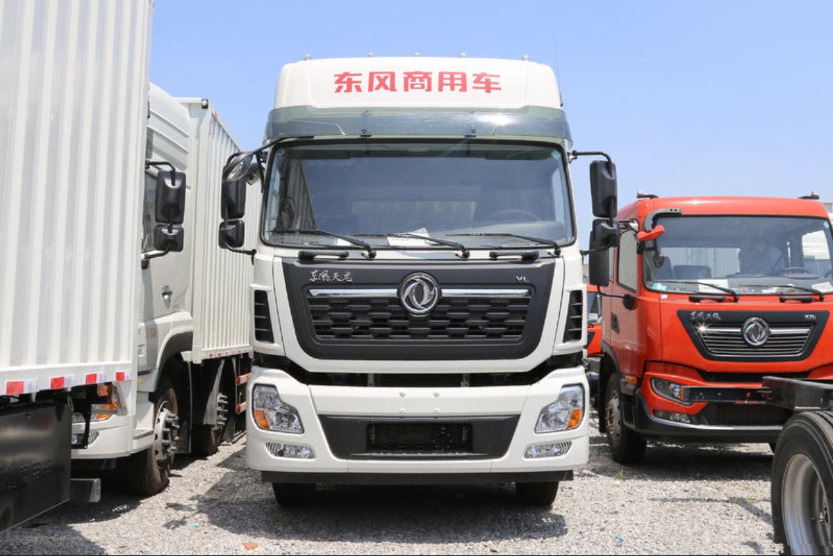 DFC Dongfeng Commercial Vehicle Tianlong KL Comfort Edition 340 HP 6X2 9.6m Van