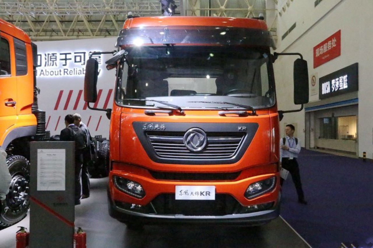 Dongfeng Commercial Vehicle Tianjin KR PLUS 290 HP 4X2 9.8m van truck 