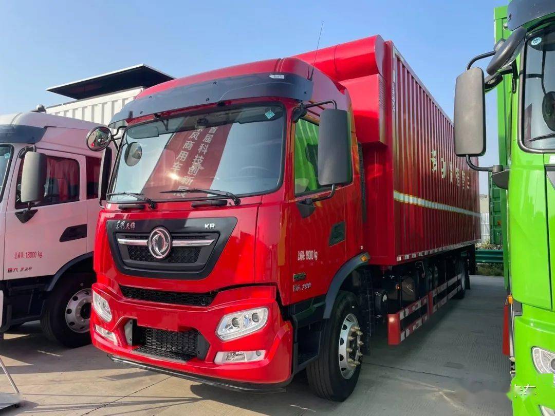 DFC Dongfeng Commercial Vehicle Tianlong VL heavy truck 260 horsepower 6X2 9.6 meter van truck