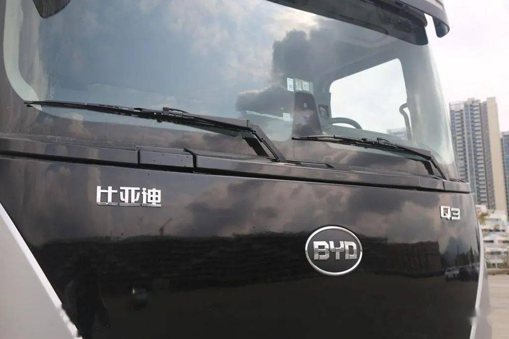 BYD Q3 26T 6X4 pure electric tractor