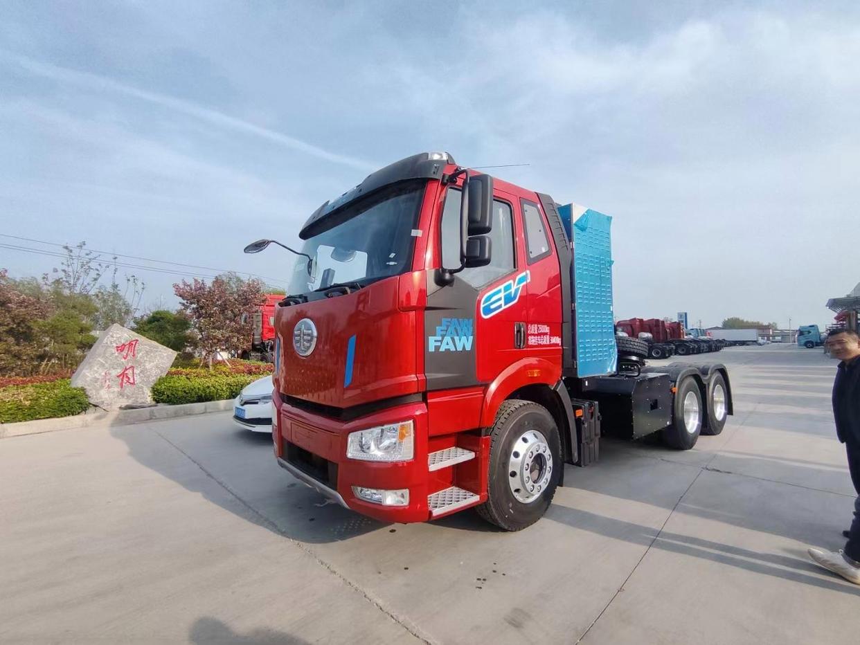 A Comprehensive Review of the SINOTRUK Haohan N5W Light Luxury Version 340 HP 8X4 5.6m Dump Truck