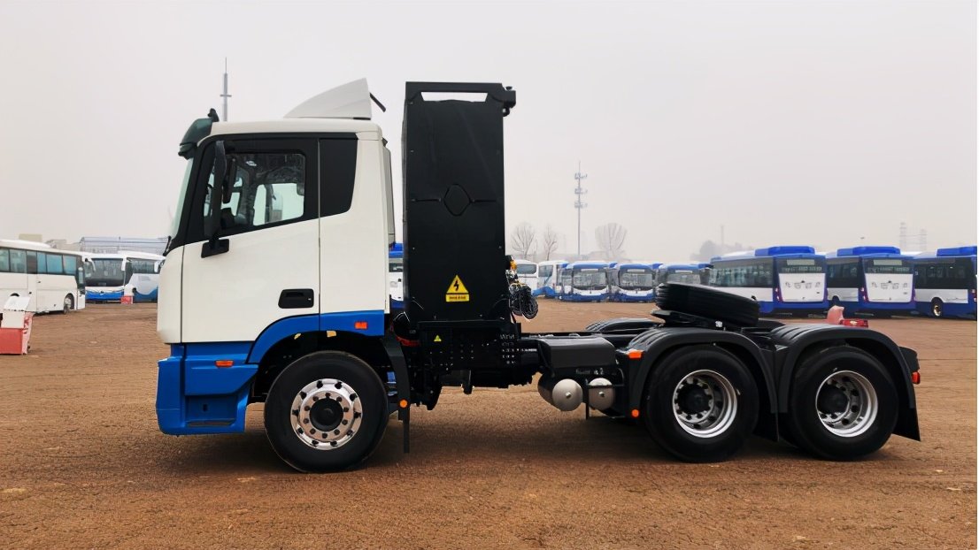 Foton Auman EST Star Edition 25T 6X4 hybrid tractor