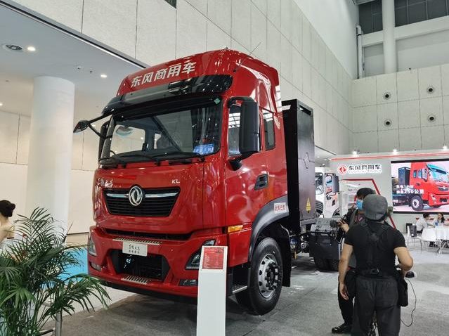 Dongfeng Commercial Vehicle Tianlong KL 6X4 battery-swapping pure electric tractor