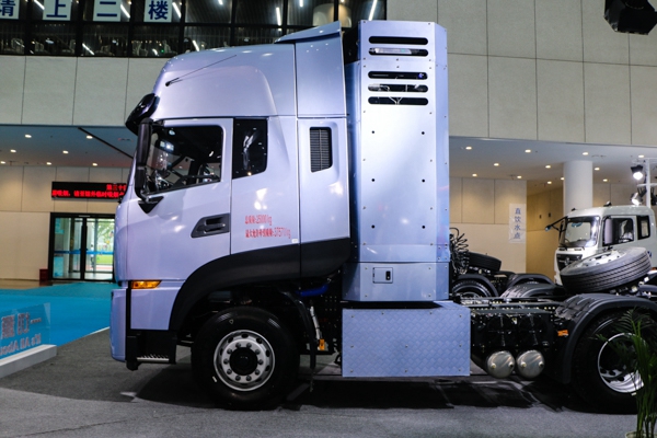 Dongfeng Commercial Vehicle Tianlong KL standard load version 6X4 pure electric battery swap tractor