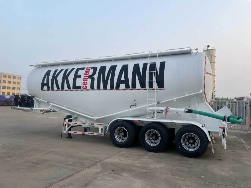 The powder tank semi-trailer destined for Russia transports bulk cement.
