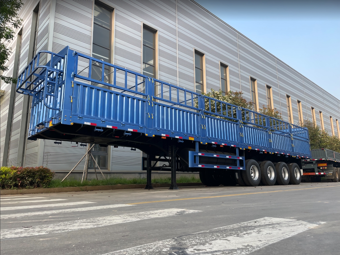 A three-axle stake semi-trailer is shipped to the Philippines