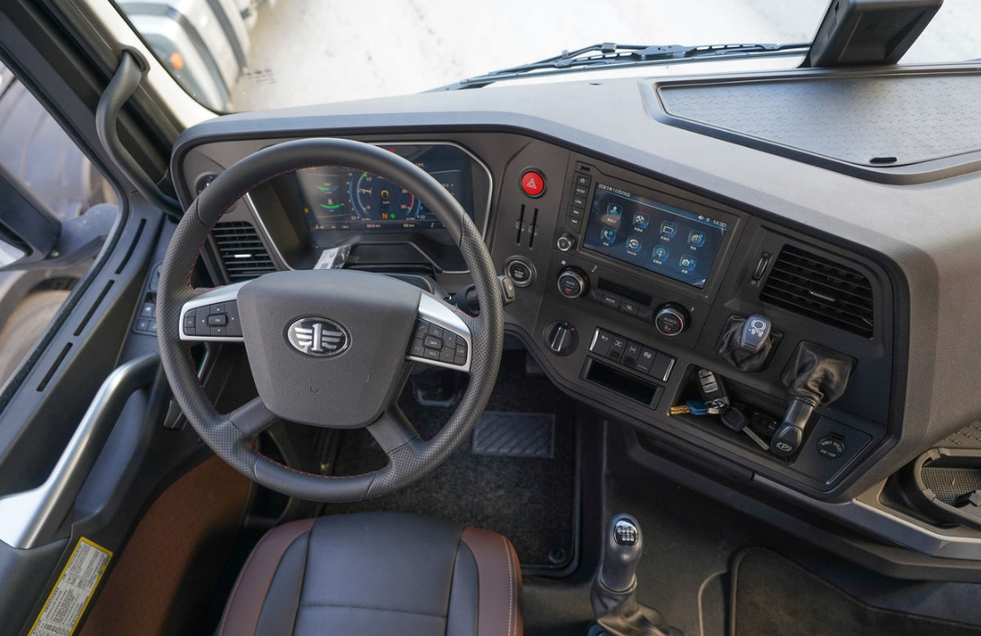 Jiefang J7 Navigation Edition Four Seasons 12.5L Diesel 600 Horsepower 6X4 ZF 12-speed AMT Automatic Transmission Tractor