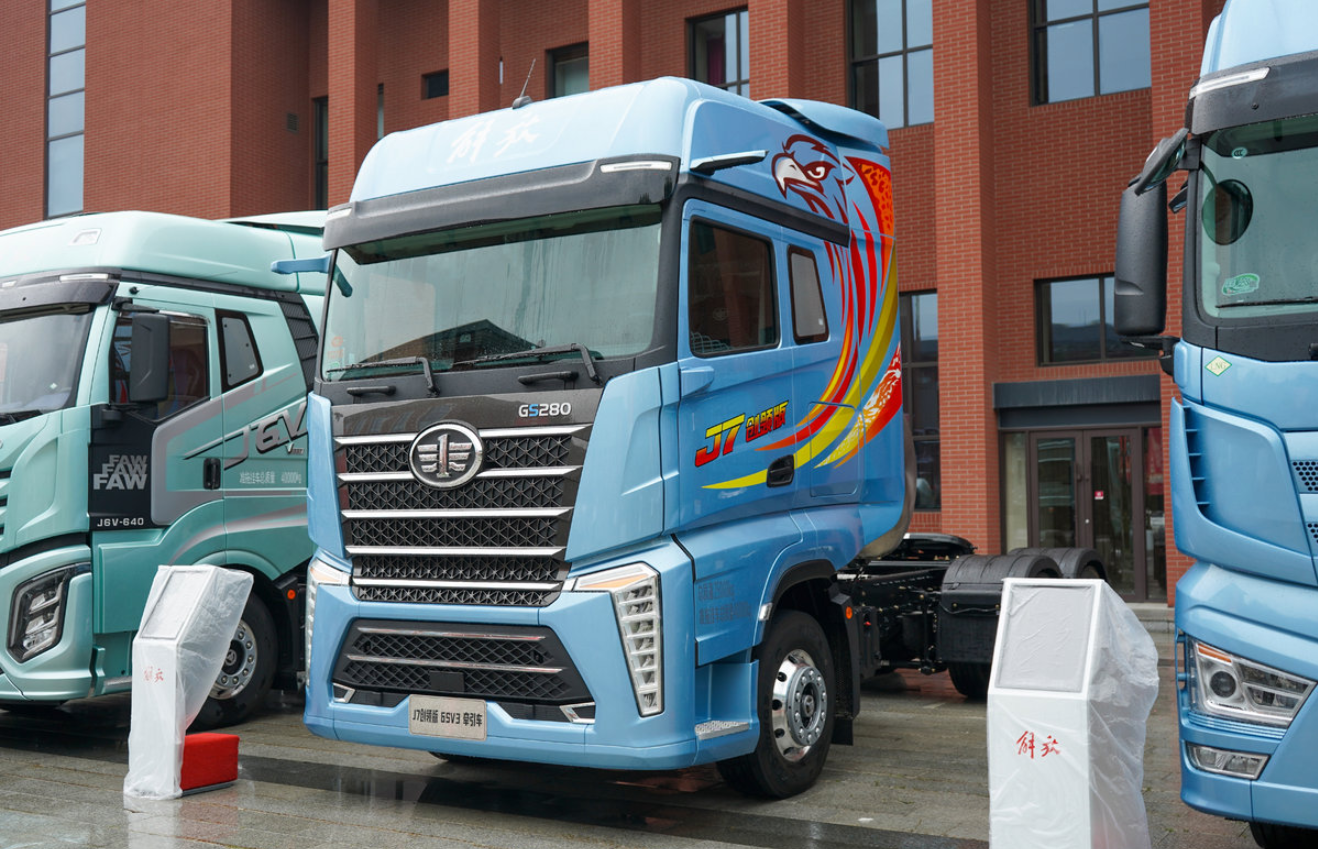 Jiefang J7 Navigation Edition 12.5L Diesel 600 Horsepower 6X4 First Automobile Jiefang 12-speed Tractor