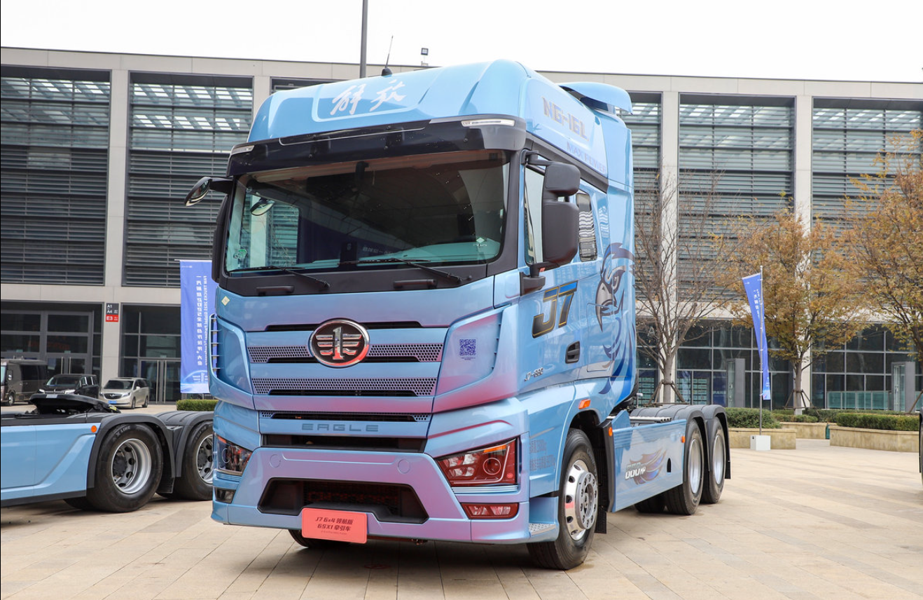 Jiefang J7 Navigation Edition Four Seasons 12.5L Diesel 600 Horsepower 6X4 ZF 12-speed AMT Automatic Transmission Tractor