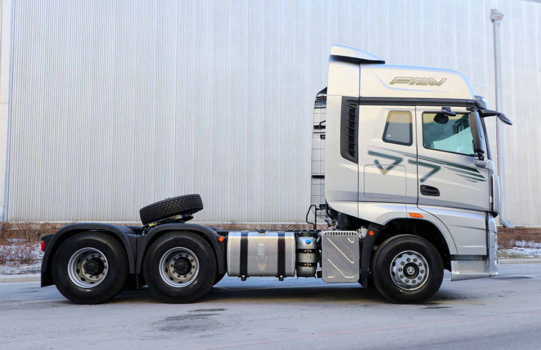 Jiefang J7 Navigation Edition Four Seasons 12.5L Diesel 600 Horsepower 6X4 ZF 12-speed AMT Automatic Transmission Tractor