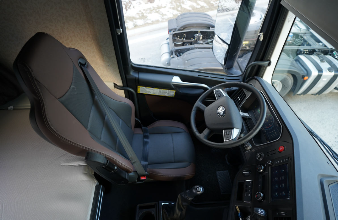 Jiefang J7 Navigation Edition Four Seasons 12.5L Diesel 600 Horsepower 6X4 ZF 12-speed AMT Automatic Transmission Tractor
