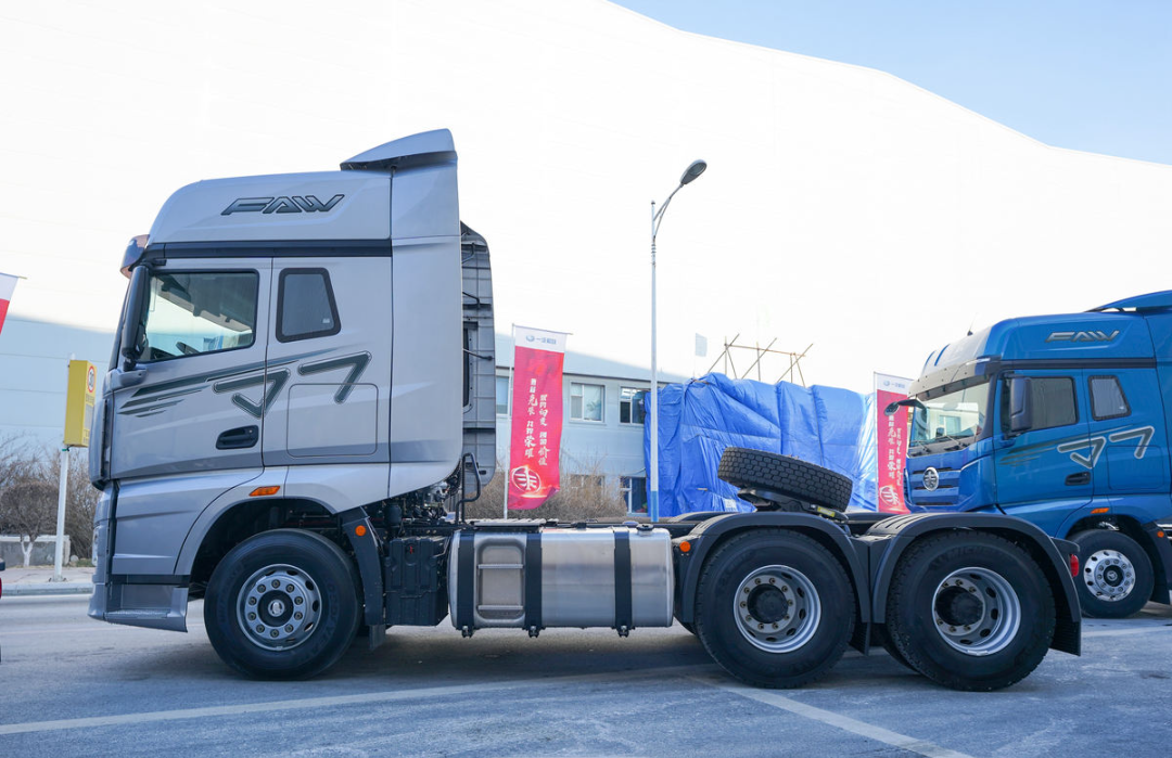 Jiefang J7 Navigation Edition Four Seasons 12.5L Diesel 600 Horsepower 6X4 ZF 12-speed AMT Automatic Transmission Tractor