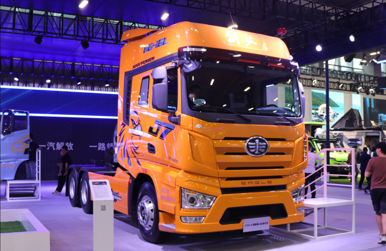Jiefang J7 Creator Edition 15.6L Diesel 700 horsepower 6X4 First Automobile Jiefang 12-speed tractor