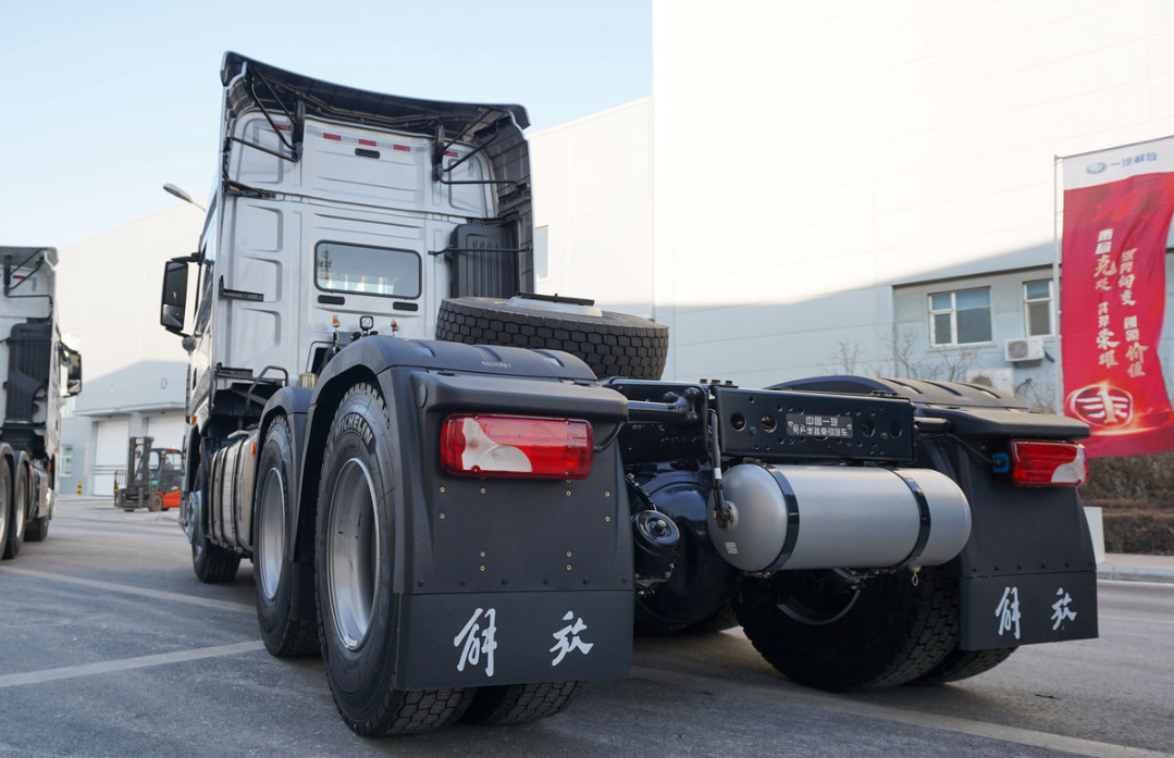 Jiefang J7 Navigation Edition Four Seasons 12.5L Diesel 600 Horsepower 6X4 ZF 12-speed AMT Automatic Transmission Tractor