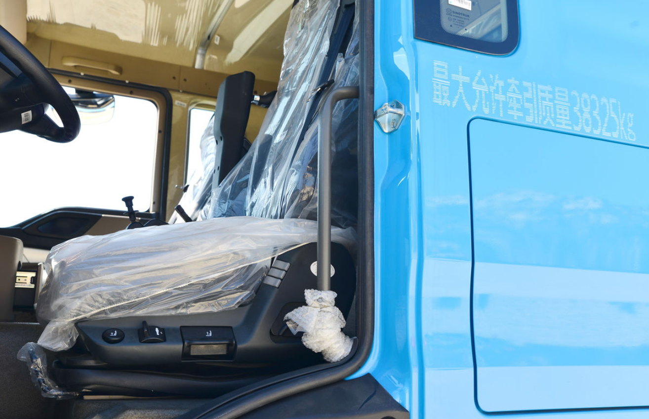 China Heavy-Duty HOWO TX Truck 25T 6X4 Pure Electric Traction Vehicle 