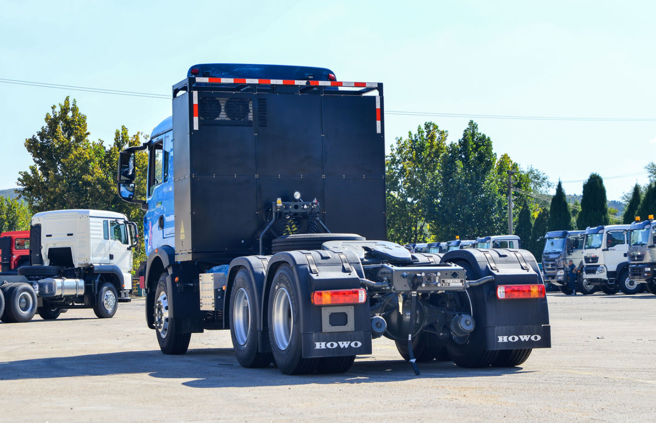 China Heavy-Duty HOWO TX Truck 25T 6X4 Pure Electric Traction Vehicle 